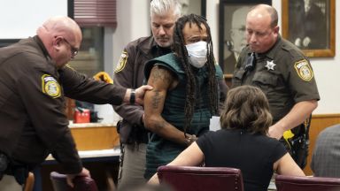 Шофьорът който се вряза с колата си в участници в