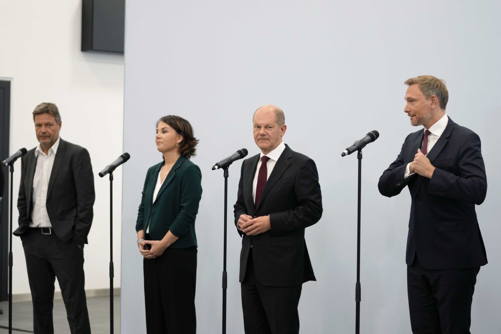 Kандидатът за канцлер Олаф Шолц (ГСДП), втори отдясно, лидерите на Зелената партия Аналена Бербок, втора отляво, и Робърт Хабек, вляво, и председателят на СвДП Кристиан Линднер, вдясно, на съвместна пресконференция в Берлин на 15 октомври 2021 г. 
