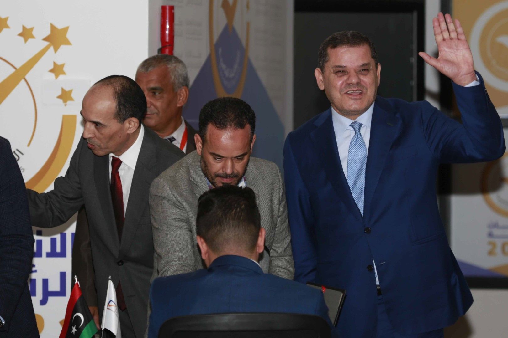 Министър-председателят на правителството на националното единство в Либия Абдел Хамид Дбейба (вдясно) внася своята кандидатура за президент в централата на Висшата национална избирателна комисия, Триполи, 21 ноември