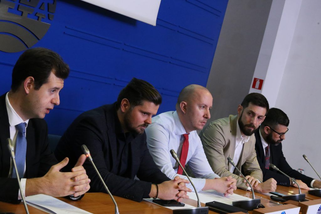 На снимката (от ляво на дясно): Деян Драгиев, Никола Филипов, Михаил Кръстев, Владимир Сиркаров и Кузман Илиев