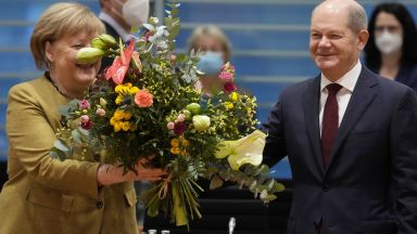 Изпратиха с цветя Меркел при прощалното заседание на Министерския съвет