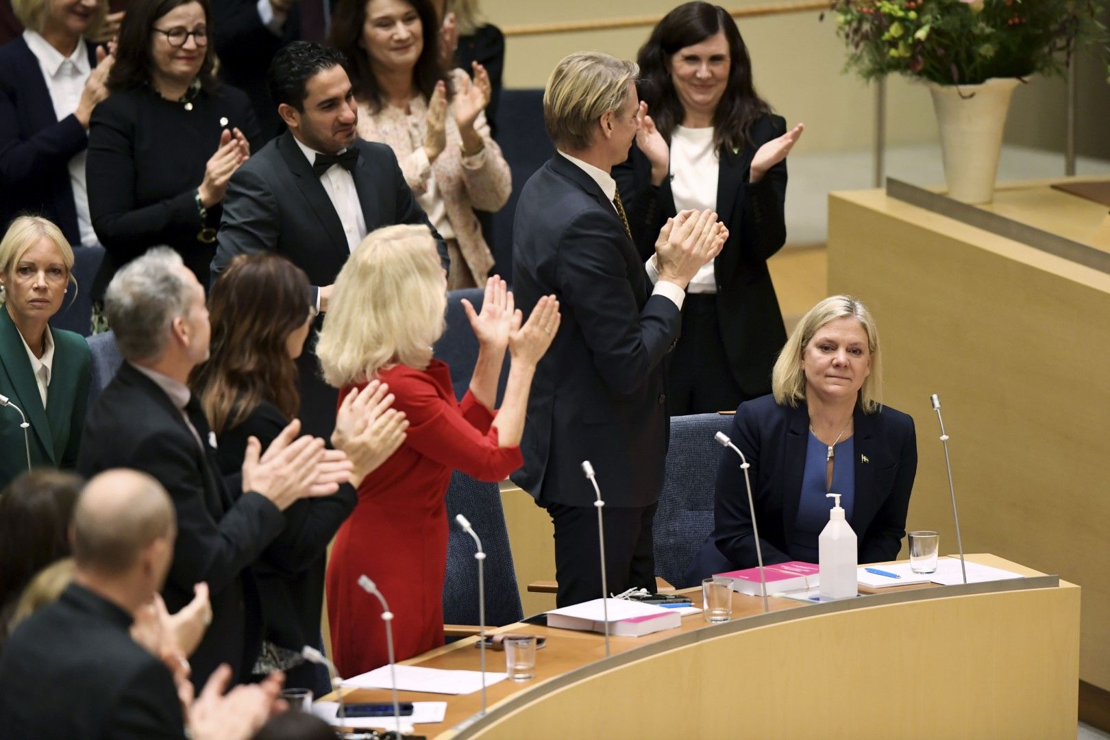 Много депутати аплодираха новия премиер (вдясно) в Риксдага 