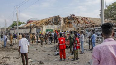Огромна експлозия разтърси сомалийската столица Могадишу предадоха световните агенции Жертвите са