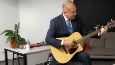 Хитово видео след изборната победа: Румен Радев пее и свири на китара