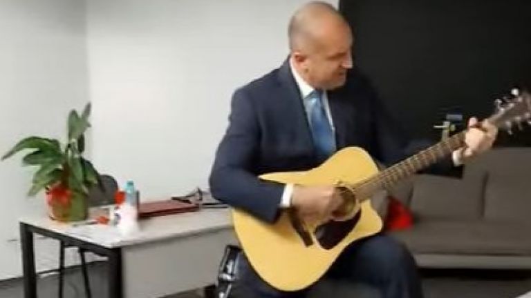 Президентът Румен Радев се оказа певец и китарист.
На тържеството след
