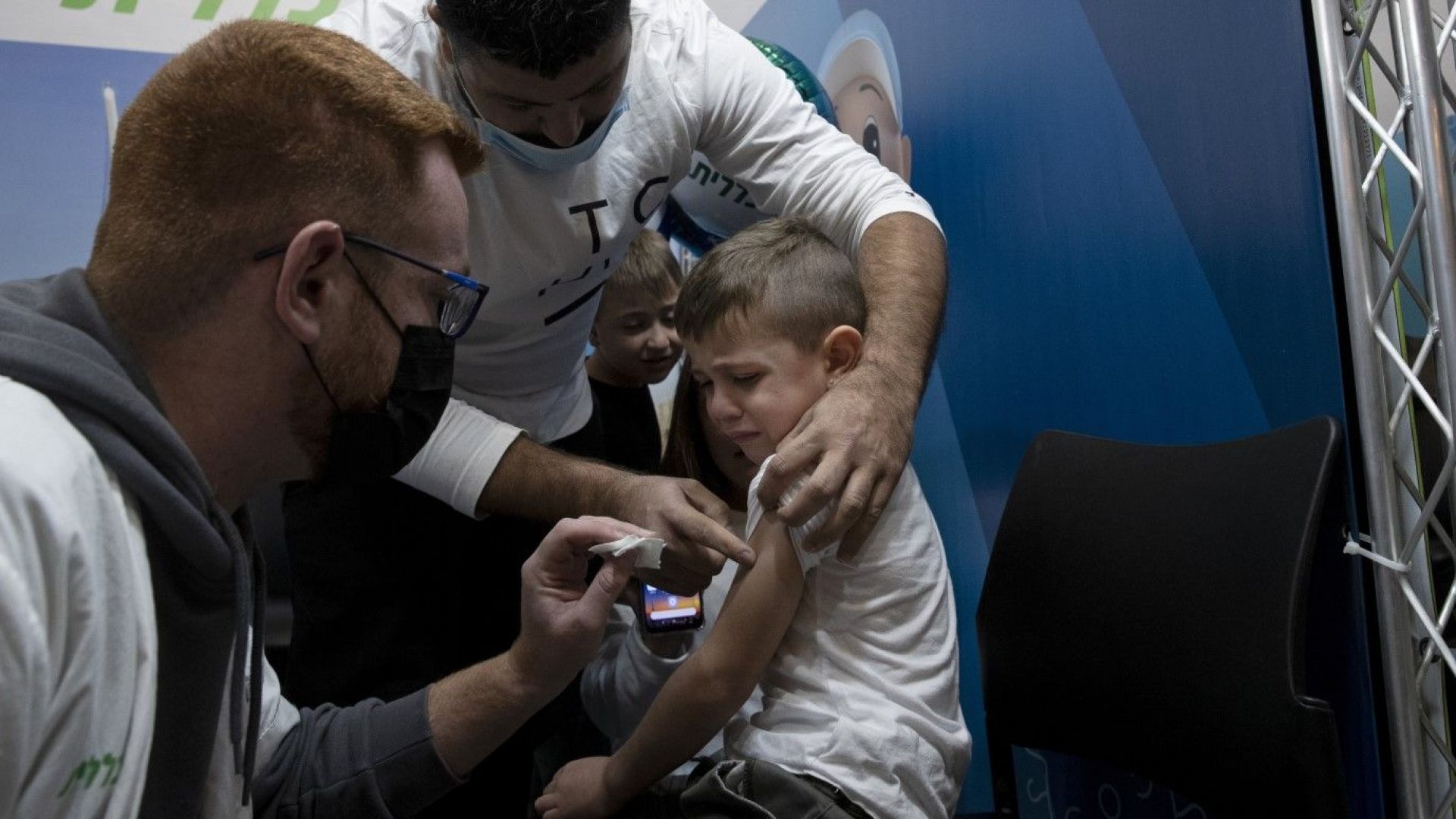 Задава се масова ваксинация на деца: Одобриха ваксината на Pfizer и за малките класове