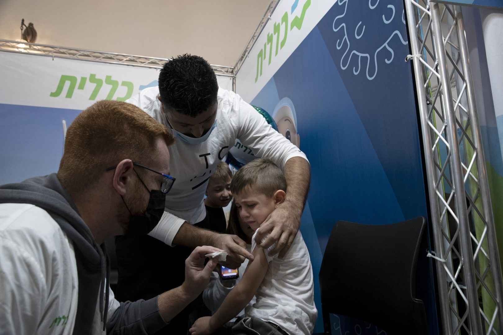 В Израел например ваксинацията на деца срещу коронавирус отдавна е в ход  
