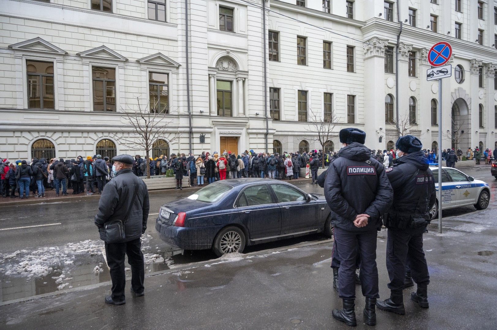 Полицейски служители охраняват, докато хората се събират пред Върховния съд на Руската федерация в Москва, на 25 ноември 2021 г. по делото Мемориал