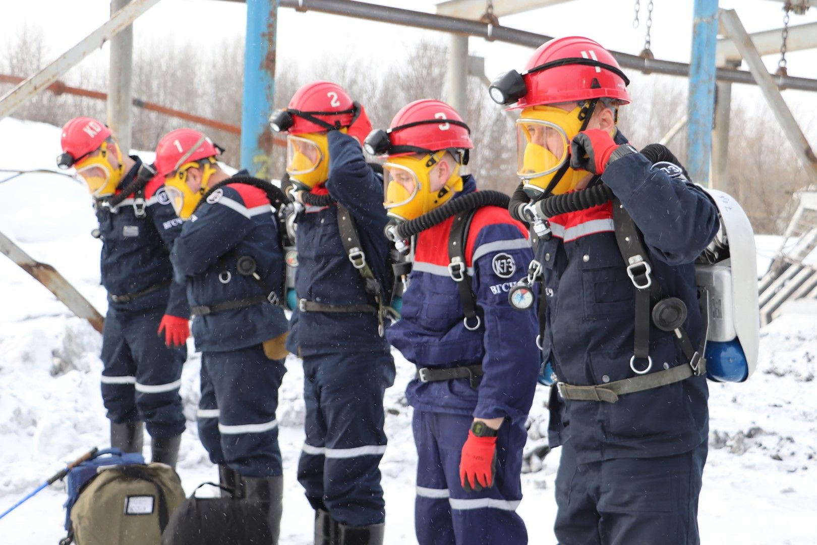 Руски спасители се подготвят за влизане във въглищната мина в Сибир