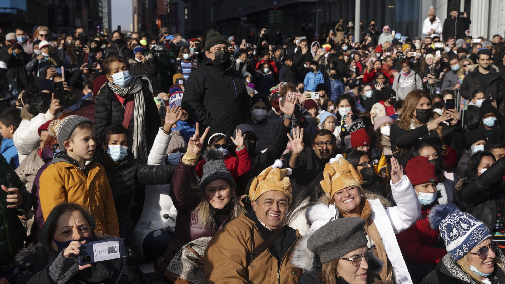 Голям парад без COVID мерки за Деня на благодарността в Ню Йорк (снимки)