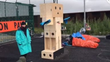 Навръх Черния петък екоактивисти от Великобритания организираха протестни окупации пред