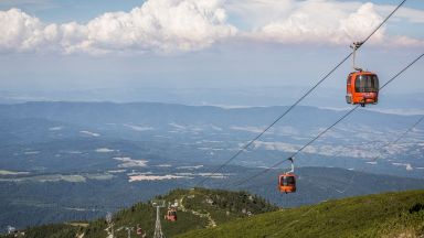 Мъж изпочупи две от кабинките на въжения лифт в Боровец