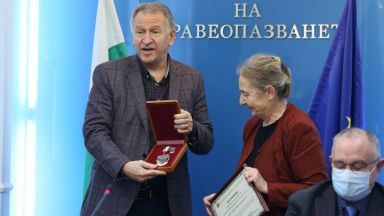 Кацаров обяви излизане от тъмночервената зона и връчи златен медал на проф. Кожухарова