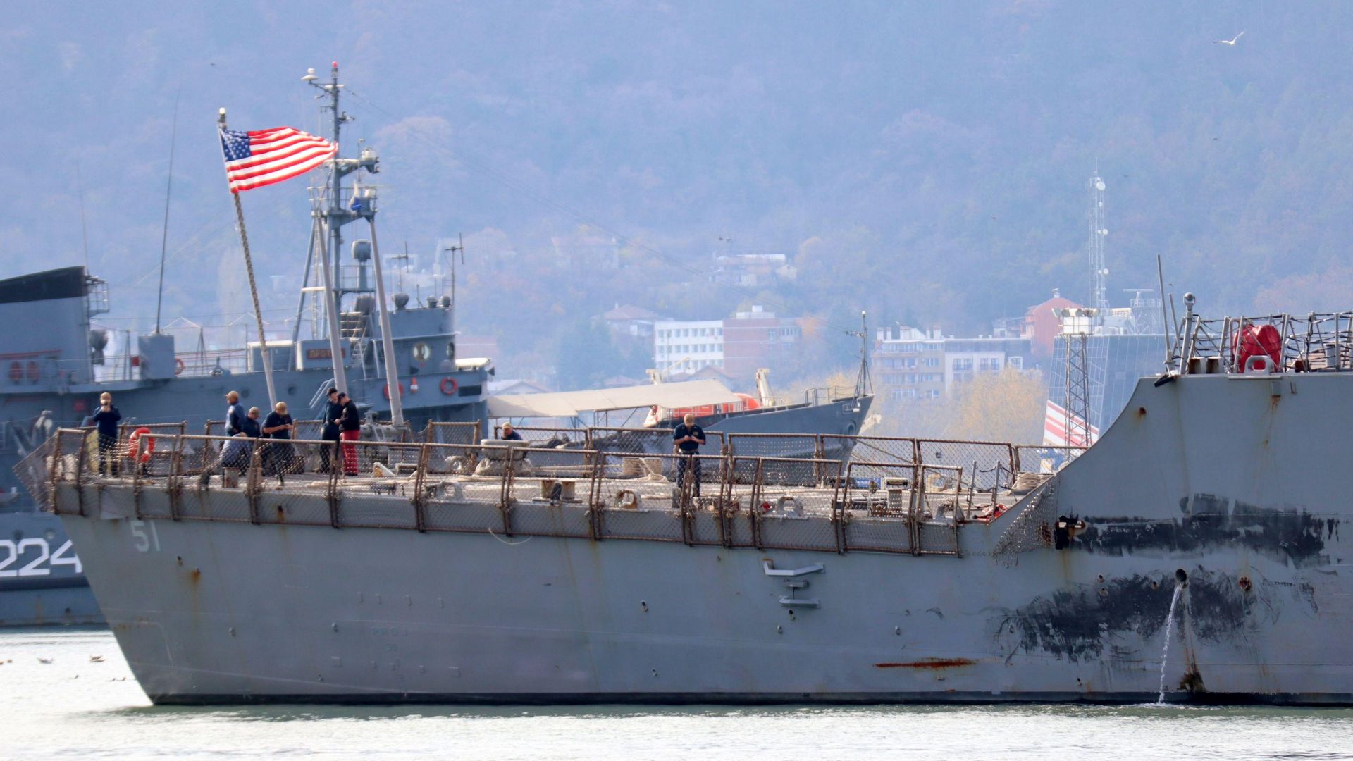 Американски боен кораб акостира на пристанище Варна (снимки)
