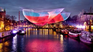 Амстердам отвъд клишетата: Фестивалът на светлината, който осветява зимните вечери