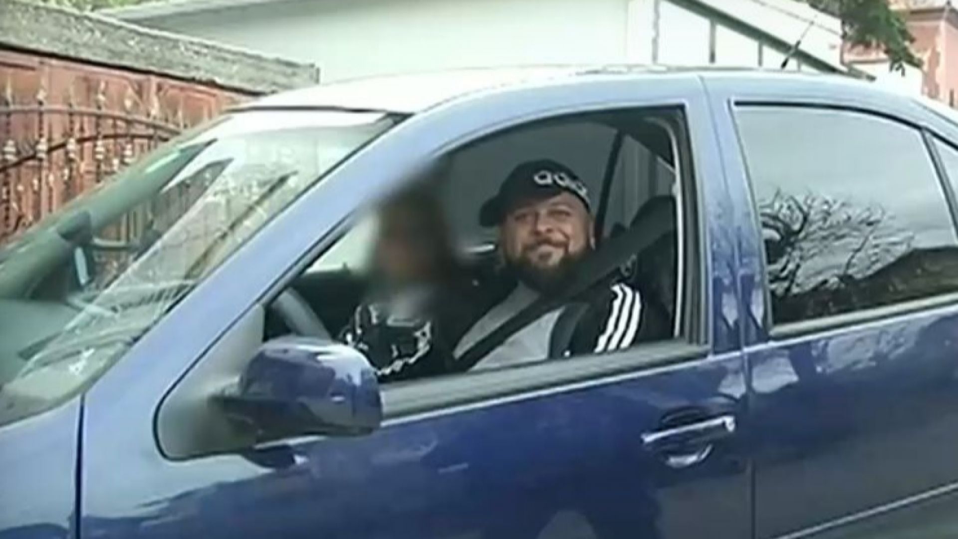 За слава в TikTok: 12-годишен шофира, а баща му го снима (видео)