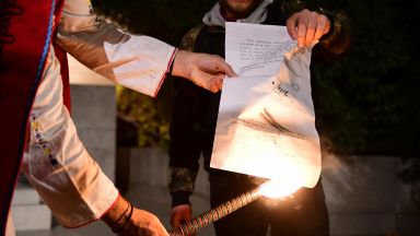 ВМРО с факелно шествие изгори копие от Ньойския договор (снимки)