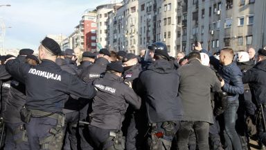 Сблъсъци избухнаха днес в Сърбия между полицията и антиправителствени демонстранти