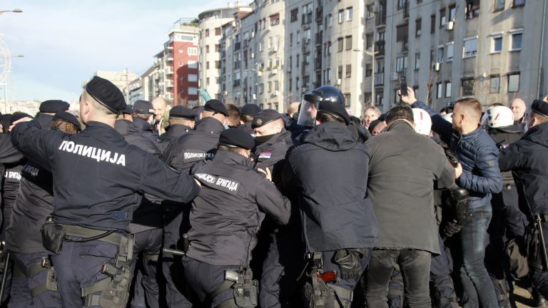 Сблъсъци избухнаха днес в Сърбия между полицията и антиправителствени демонстранти,