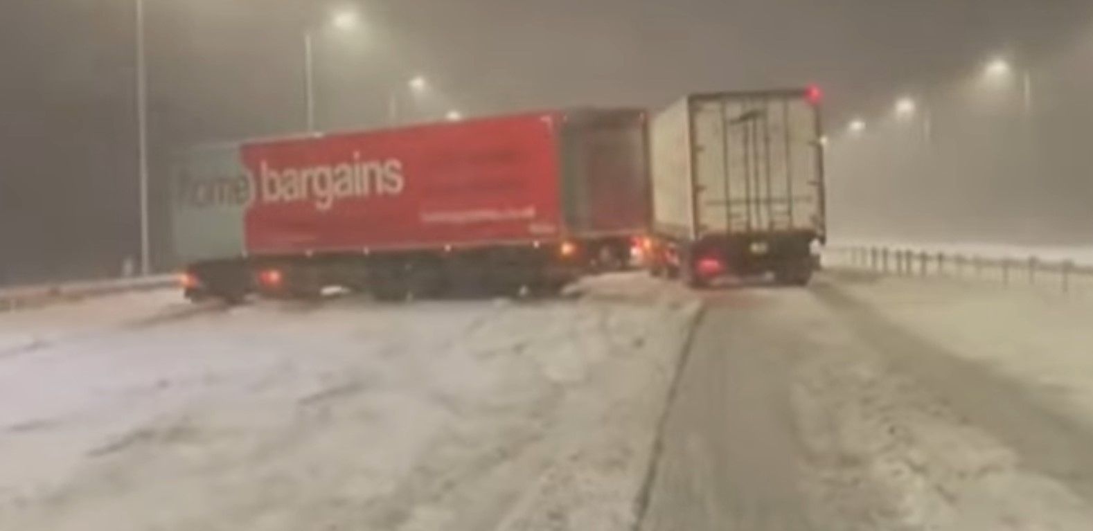 Блокирани камиони в снега в Северна Англия