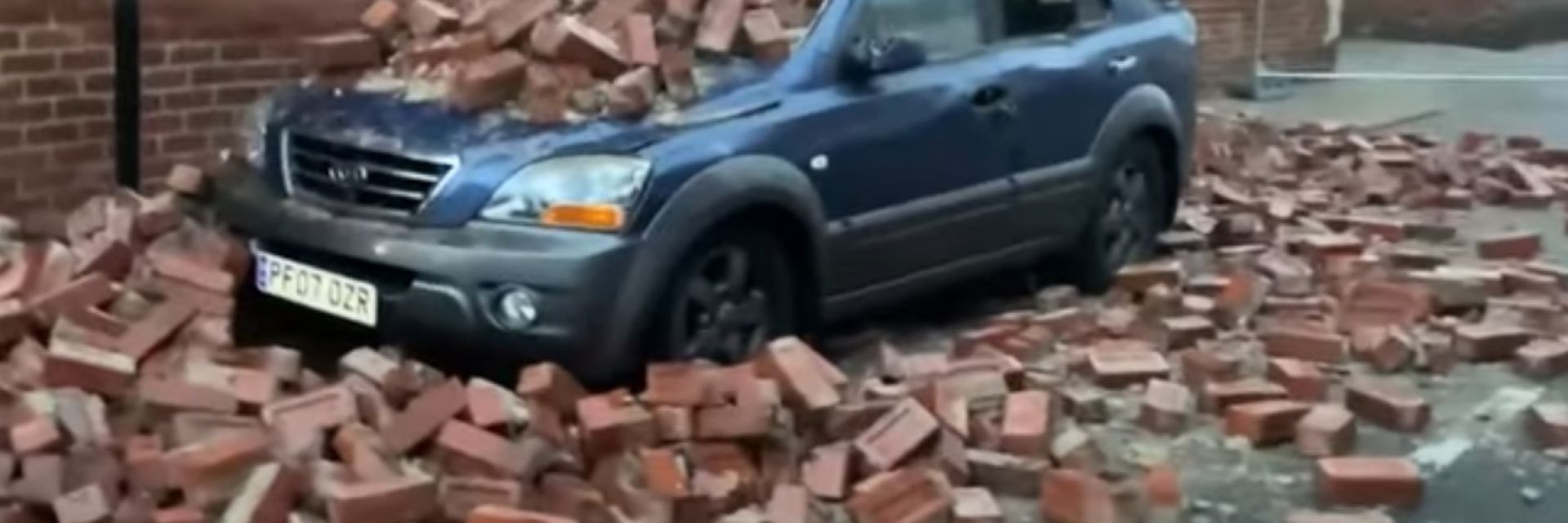 Бурята Аруен взе жертви във Великобритания (видео)