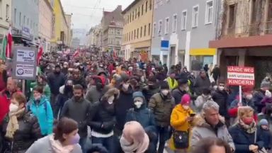 Близо 40 000 души протестираха днес в няколко австрийски града