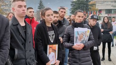 Справедлива присъда за смъртта на младеж от Сливен поискаха днес