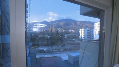 Греда от строеж разби прозорец на дома на семейство с