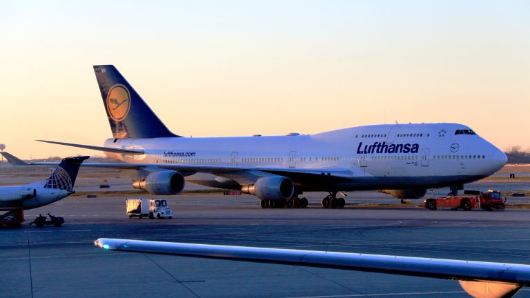 Самолет на немската авиокомпания Луфтханза, който е трябвало да излети