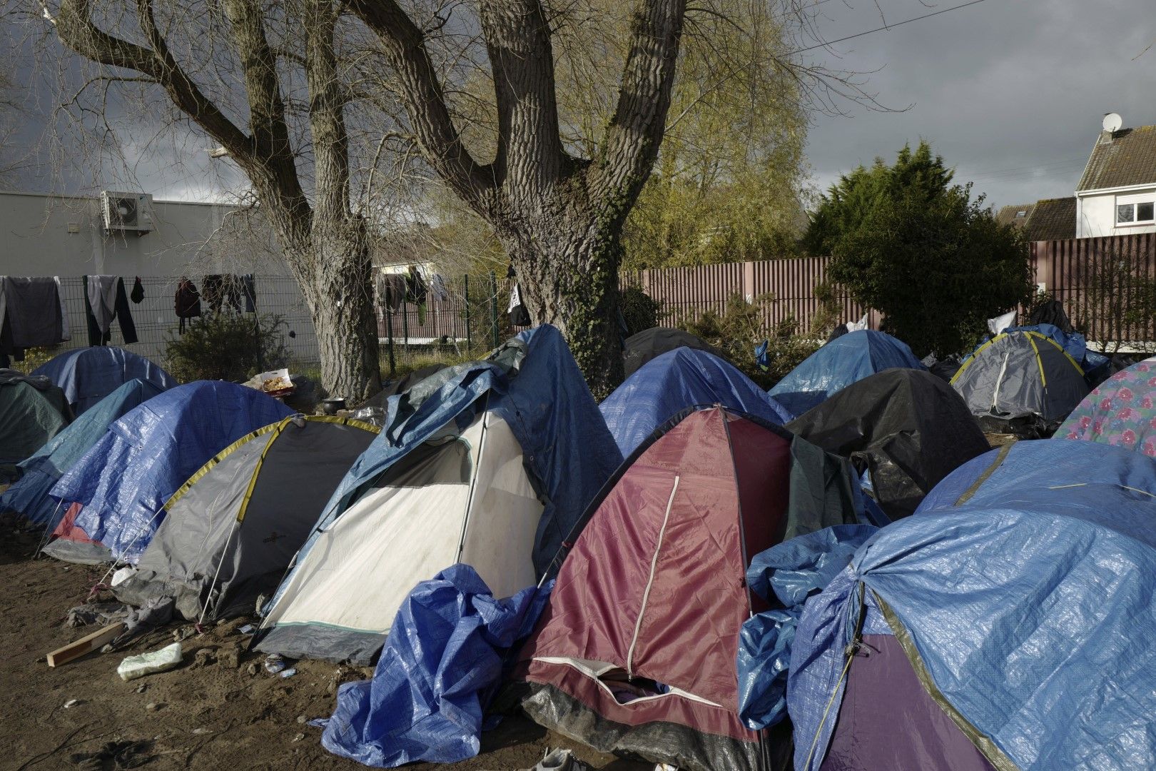 Импровизиран мигрантски палатков лагер край Кале