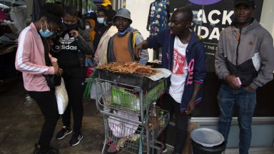 Властите в Република Южна Африка обмислят задължителна ваксинация за посещение