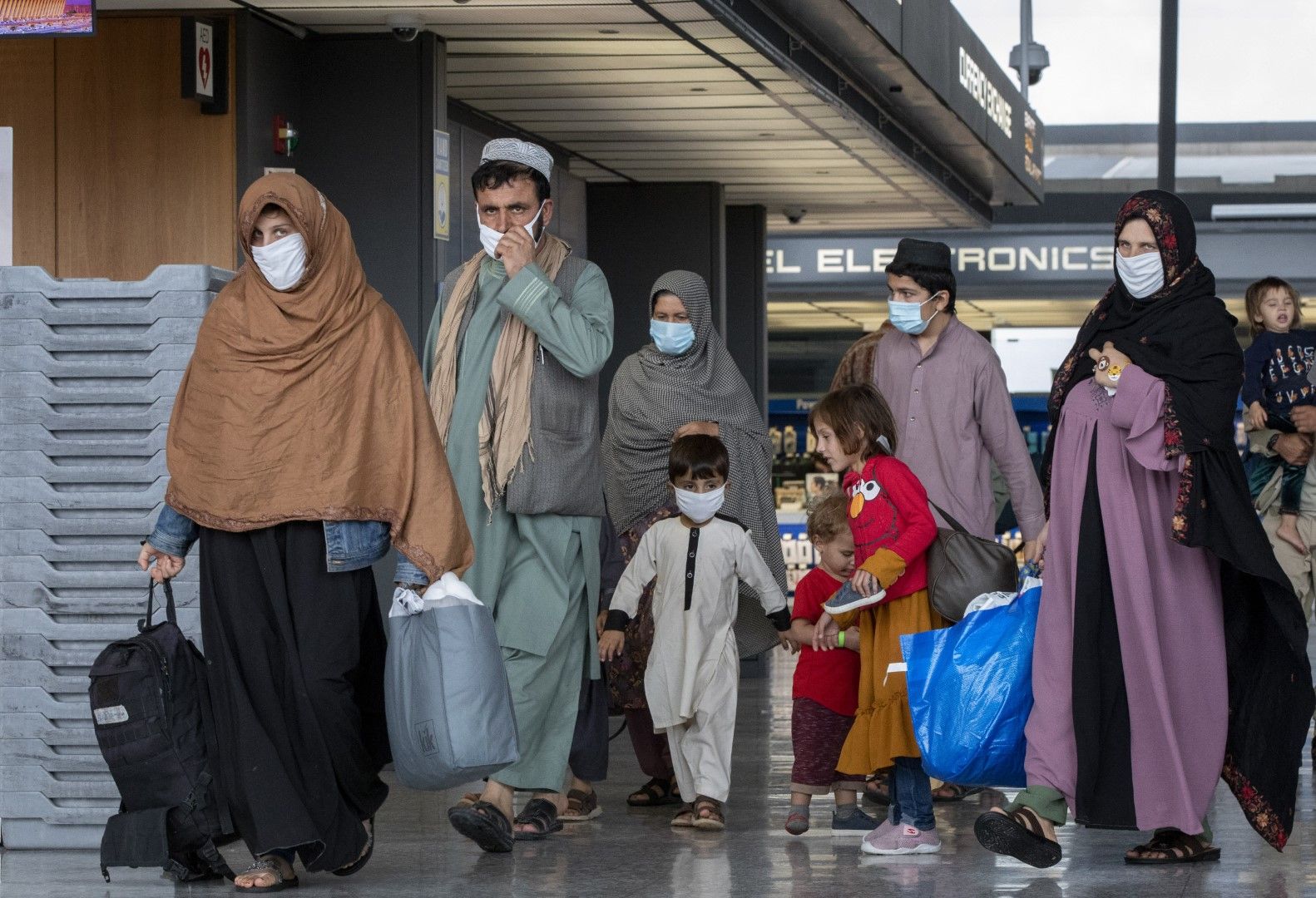 Ноември, 2021 - Продължава евакуицията на афгастинаски семейства от Кабул