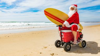 Бански, сърф и рок: Как австралийците празнуват Коледа посред лято