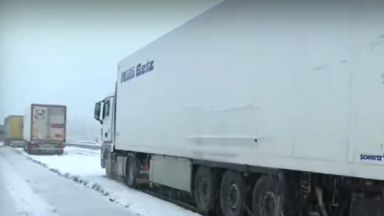 Снежни неволи: Тирове закъсаха на "Хемус", камиони се преобърнаха на проходи (видео)