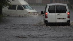Наводнения в 44 турски окръга заради поройни дъждове с ураганен вятър