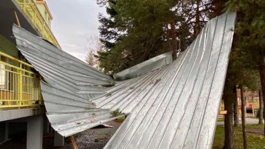 Силен вятър е съборил покрива на детска градина в пловдивското