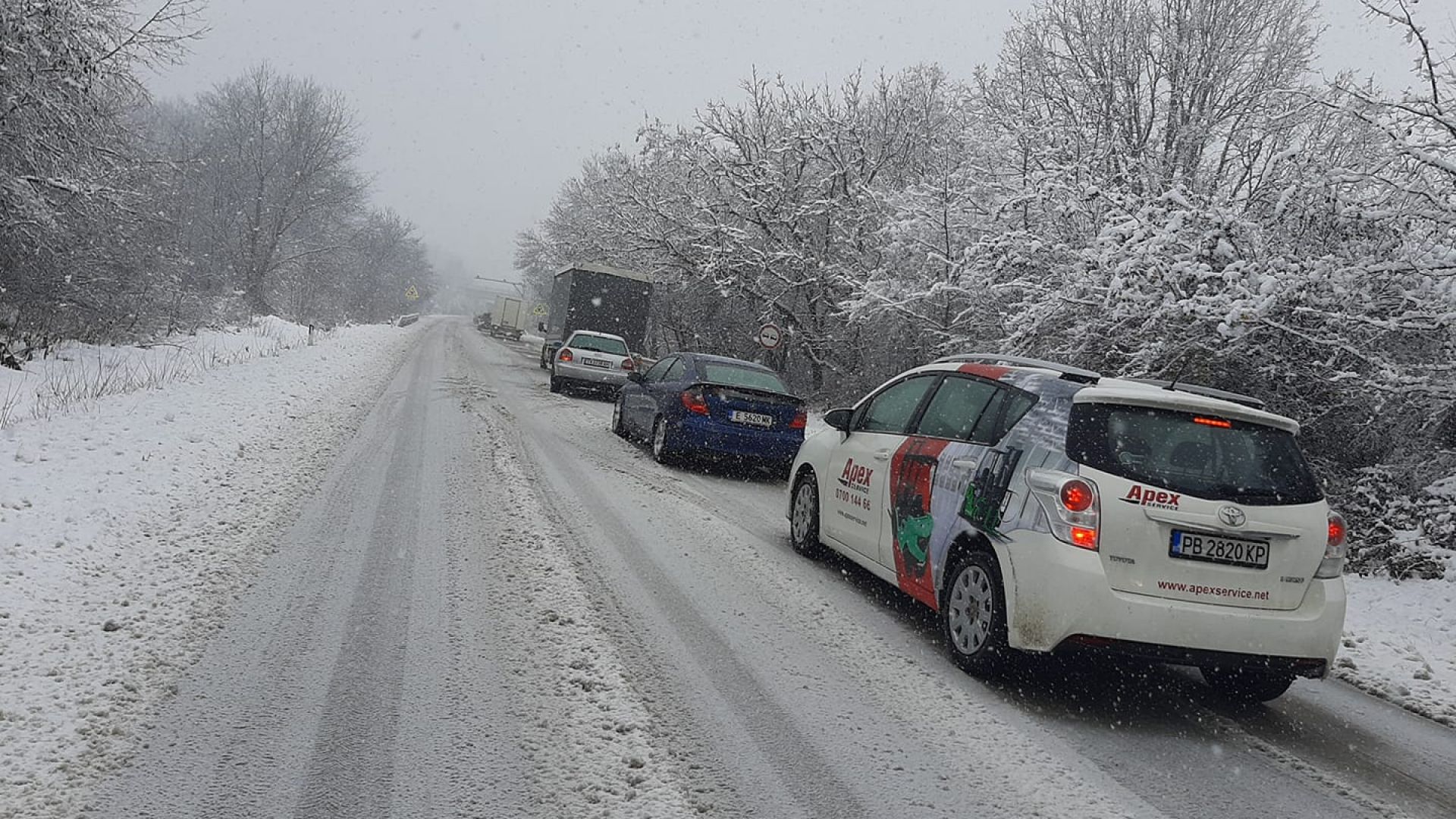 Серия от снежни катастрофи затапи пътища в Северна България, има ранени