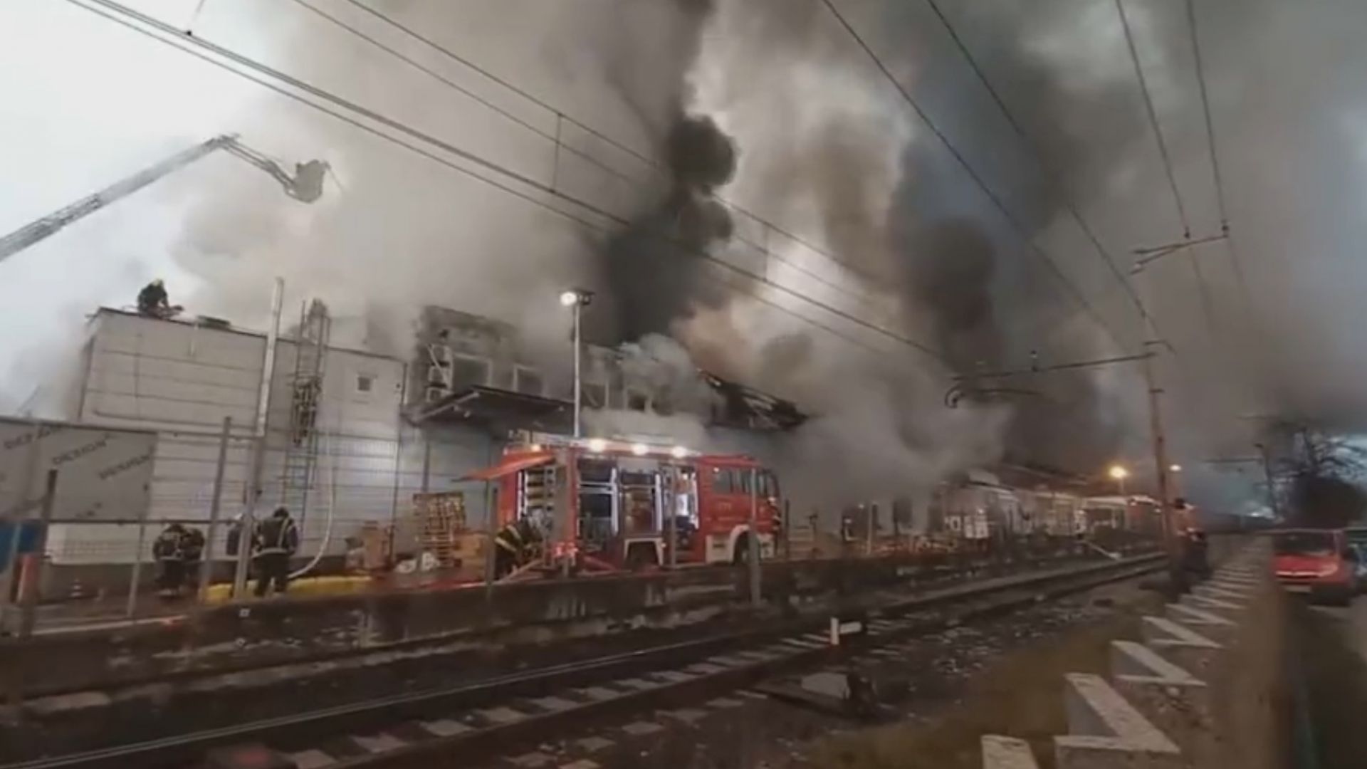 Голям пожар избухна в склад в Любляна, черен дим обхвана града (видео)