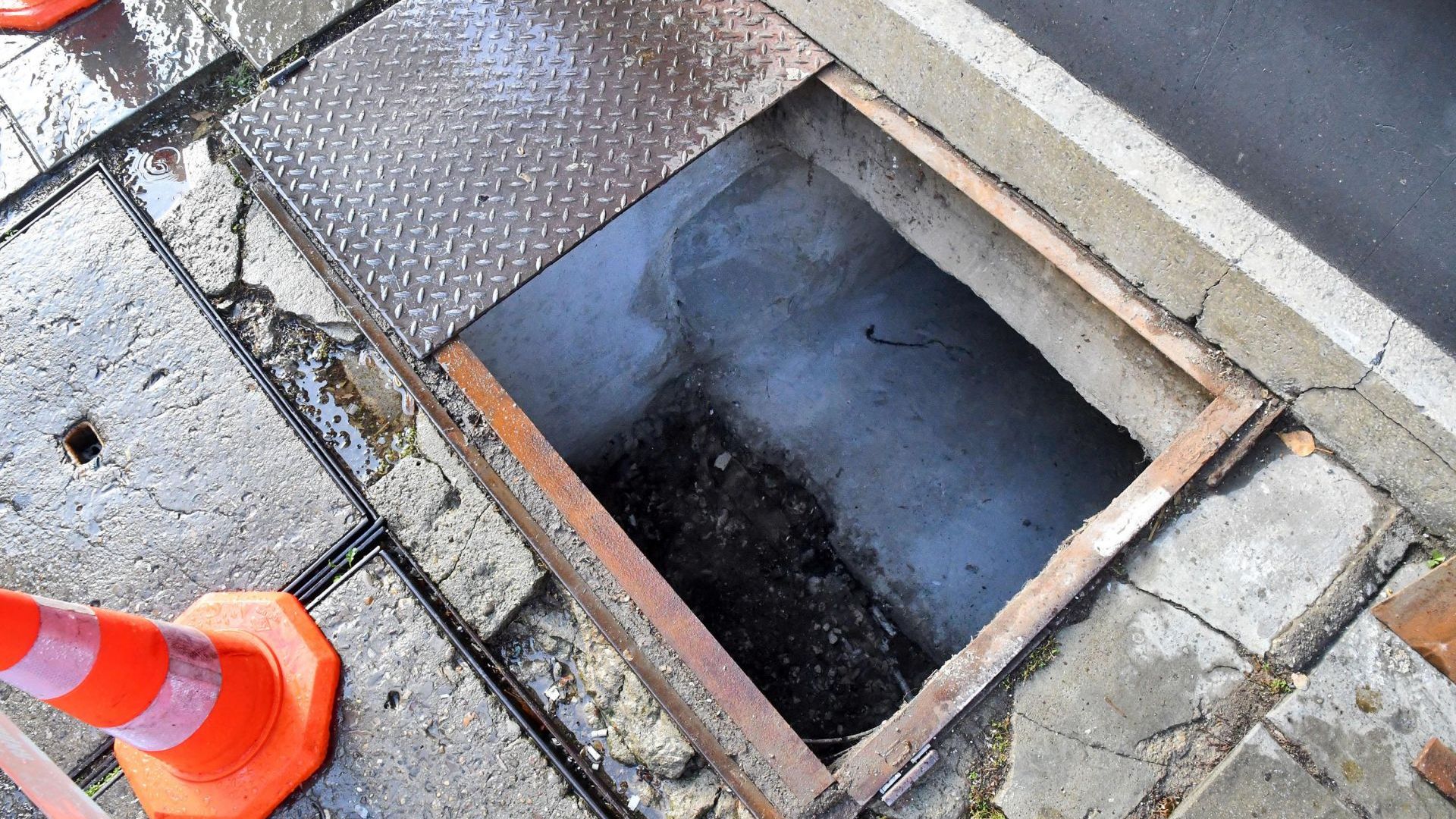 Дете пропадна в 2-метрова шахта в двора на училище в София