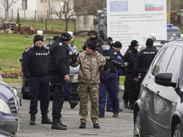 Въоръженият стрелец от Сърница е ранен при ареста и е в болница (видео) |  Днес.dir.bg