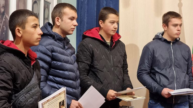 Четирима младежи, спасявали хора при пожара в Дома за възрастни