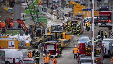 Трима души бяха ранени след взрив на авиационна бомба от