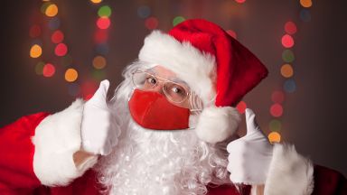 След една мрачна година Дядо Коледа се готви за срещи