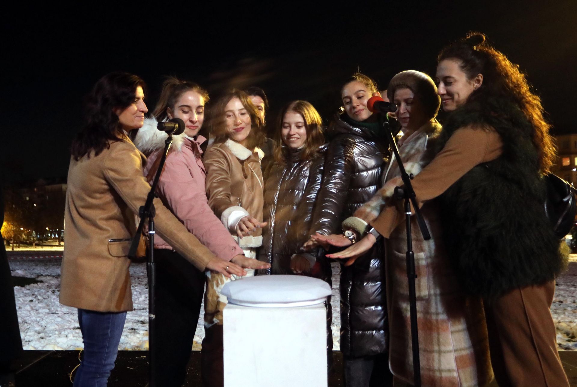 Момичетата от отбора по художествена гимнастика запалиха светлините на коледната елха в София