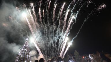 Редица градове в страната избраха тази вечер да запалят светлините