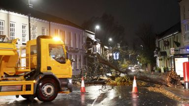 Бурята Аруен остави за пета поредна нощ 30 000 британци без ток (снимки/видео)