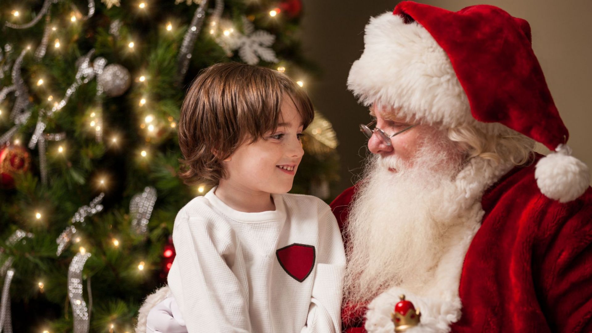След година отсъствие Дядо Коледа е готов за нови срещи с децата в британските магазини