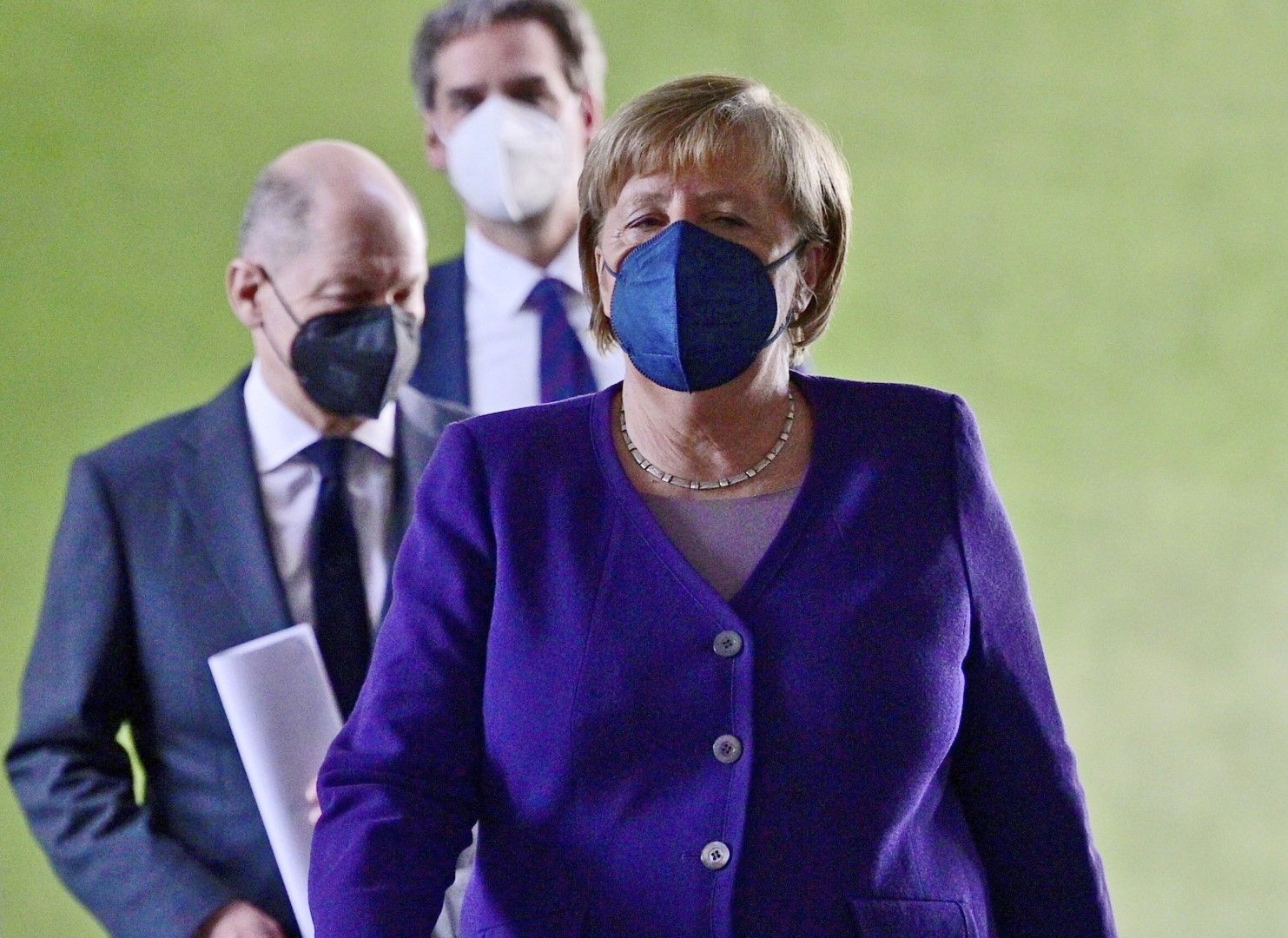 Германският канцлер Ангела Меркел, следвана от финансовия министър Олаф Шолц, пристига за пресконференция след среща с ръководителите на правителствата на федералните провинции на Германия в канцлерството в Берлин, на 2 декември, на която обявява новите о