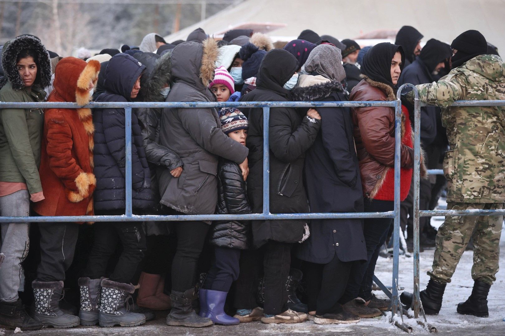 Мигранти на опашка пред пропускателния пункт на беларуско-полската граница, близо до Гродно, Беларус, 1 декември