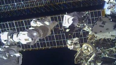 61-годишен US астронавт излезе в космоса, за да смени поразена от отломки антена на МКС